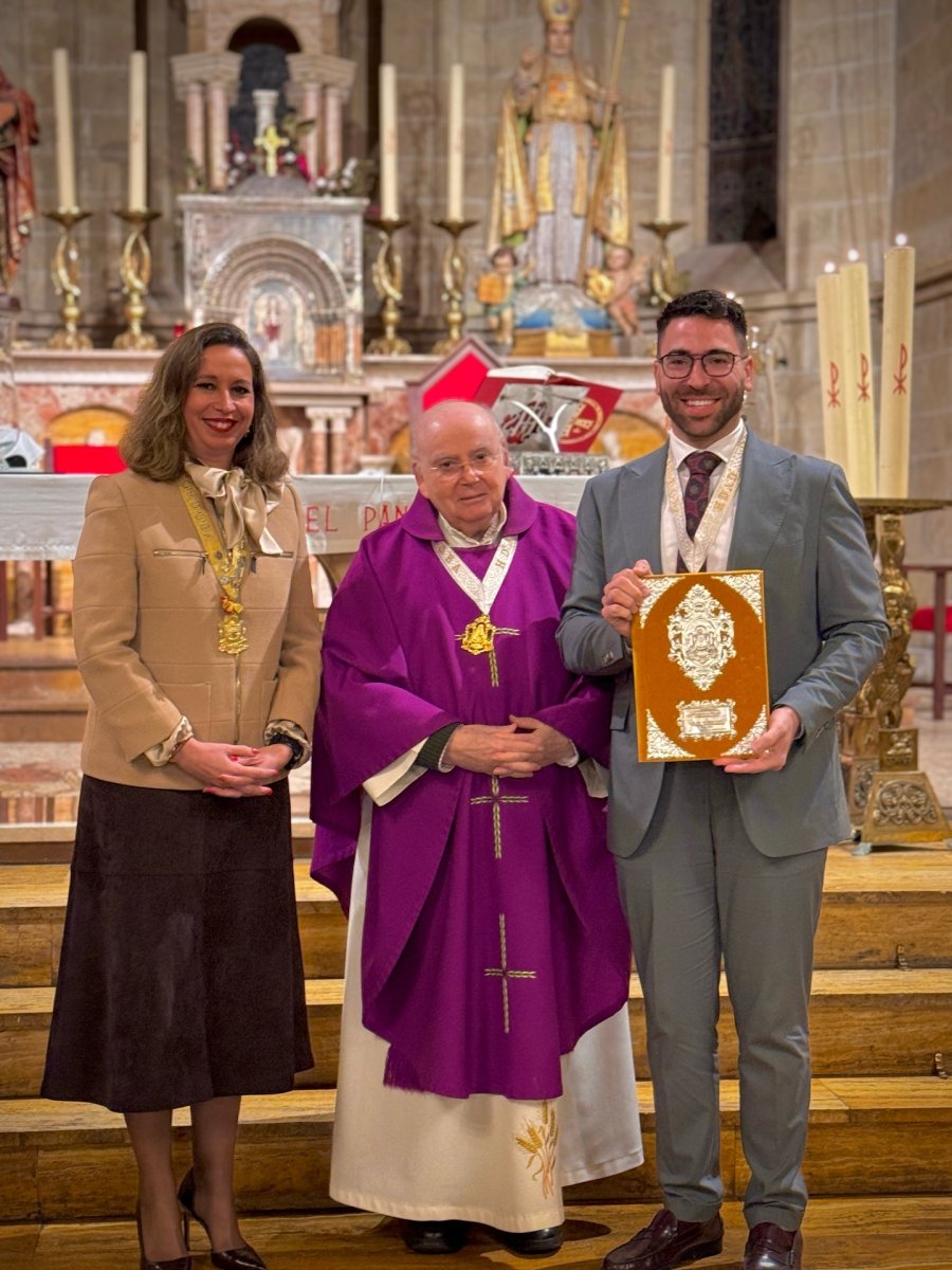 Antonio Valero recibe las pastas del Pregón de la Romería del Rocío 2026