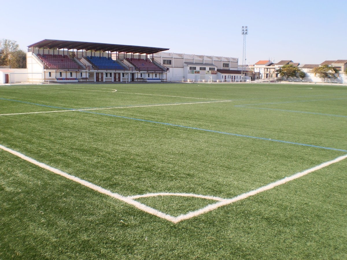 El Campo de Futbol de Hinojosa del Duque renovará su césped y vestuarios con un preuspuesto superior a 266.000 euros