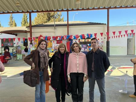 imagen de CEIP Eladio León celebra jornada bilingüe sobre "Charlie y la Fábrica de Chocolate" y recibe visita municipal