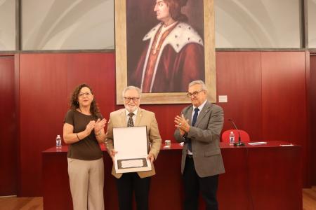 imagen de José Rey recibe la insignia de oro en Montilla durante el encuentro de museos de Córdoba
