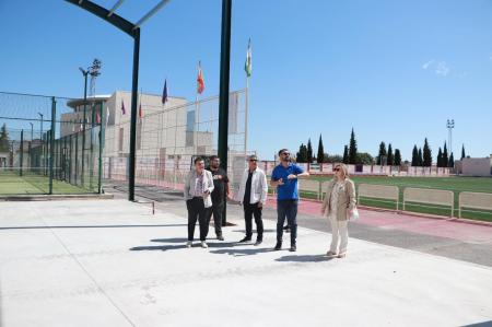 imagen de Continúan los trabajos de la construcción e instalación de la futura Pista de Pádel Cubierta de Hinojosa del Duque.