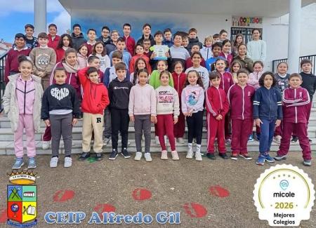 imagen de El CEIP Alfredo Gil, mejor colegio público de Córdoba y segundo de España, recibe placa de Micole