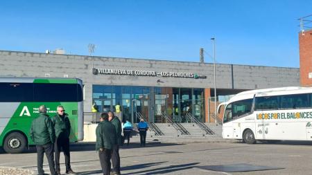 imagen de El alcalde de Villanueva de Córdoba atiende la llegada de los primeros viajeros del Plan Alternativo de Renfe.