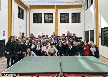 imagen de Real Club Priego dona una mesa de tenis de mesa al colegio Virgen de las Angustias