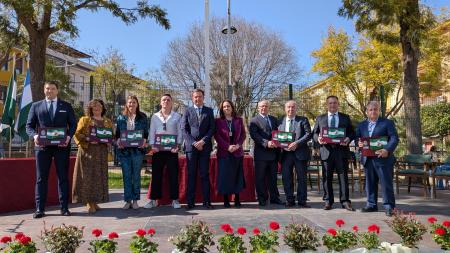 Lucena celebra el Día de Andalucía con homenajes, siete Banderas y concierto de Laura Gallego