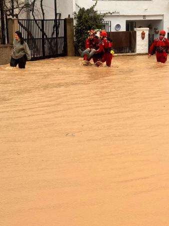 Lluvias e inundaciones en Córdoba: bomberos desalojan a 30 personas y cortan 12 carreteras