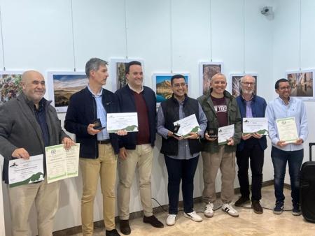 imagen de Edmundo Sáez Peña gana el certamen fotográfico de la Subbética con "Árbol solitario 2"