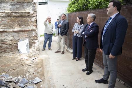 imagen de Diputación y alcalde de Priego supervisan obras urgentes en cementerio; reconstruirán 80 nichos