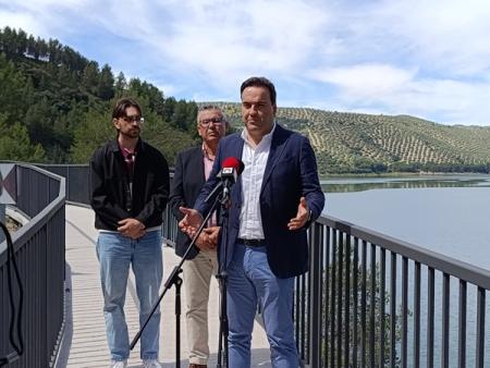 imagen de Iznájar abre 200 m de pasarela junto a la A-333 para unir embalse y casco urbano