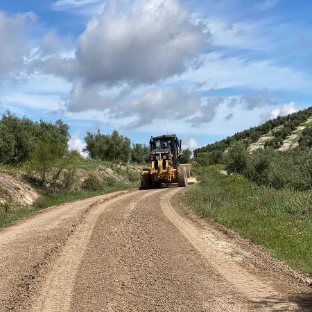 imagen de Lucena licita por 194.500€ retroexcavadora y rulo para modernizar caminos rurales