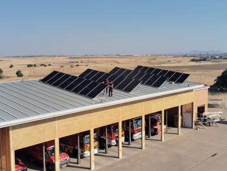 imagen de Diputación de Córdoba financiará placas solares en 10 parques de bomberos y recortará 30% la factura