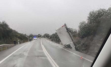 Turismo vuelca en la N-502 entre Alcaracejos y Espiel; al menos un herido