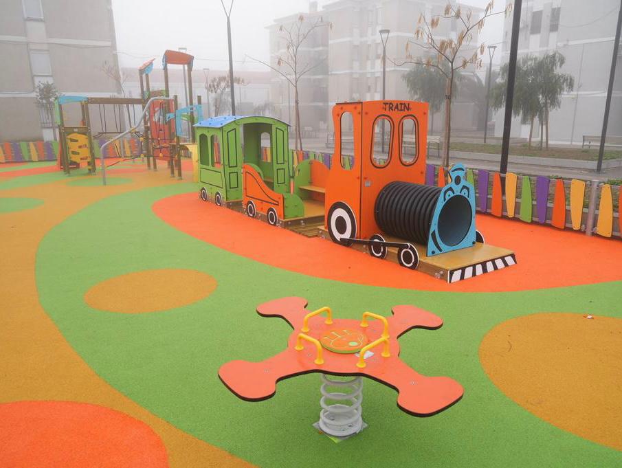 El Ayuntamiento de Pozoblanco instala un parque infantil de 220 metros cuadrados en la nueva zona de los pisos sindicales