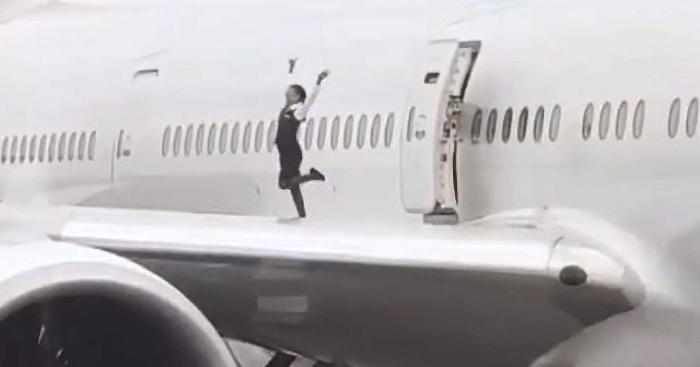 Tripulación de Swiss International Air Lines causa indignación al bailar y posar en ala de avión