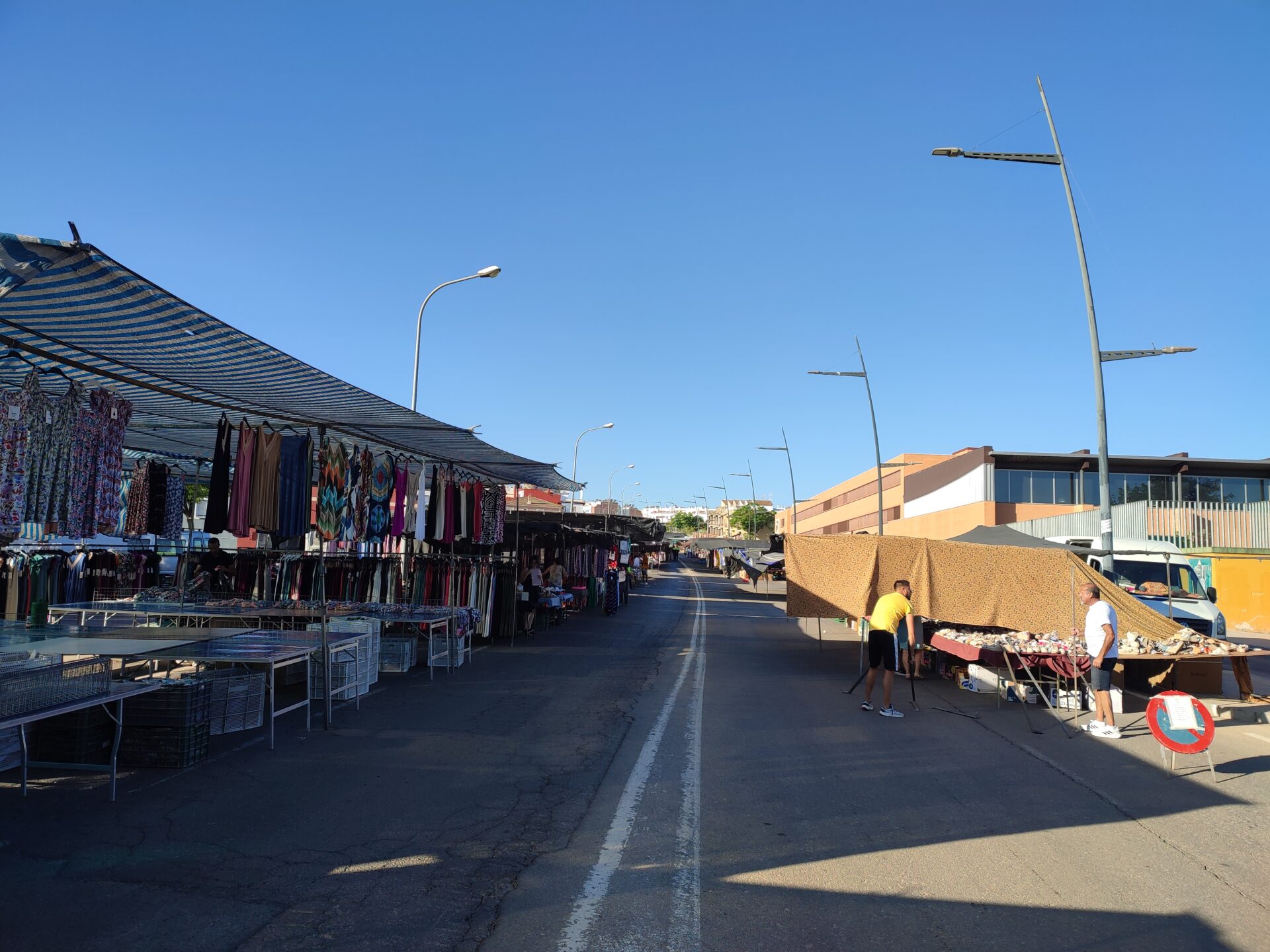Carril para bicicletas obliga a reubicar temporalmente el mercadillo municipal en Lucena