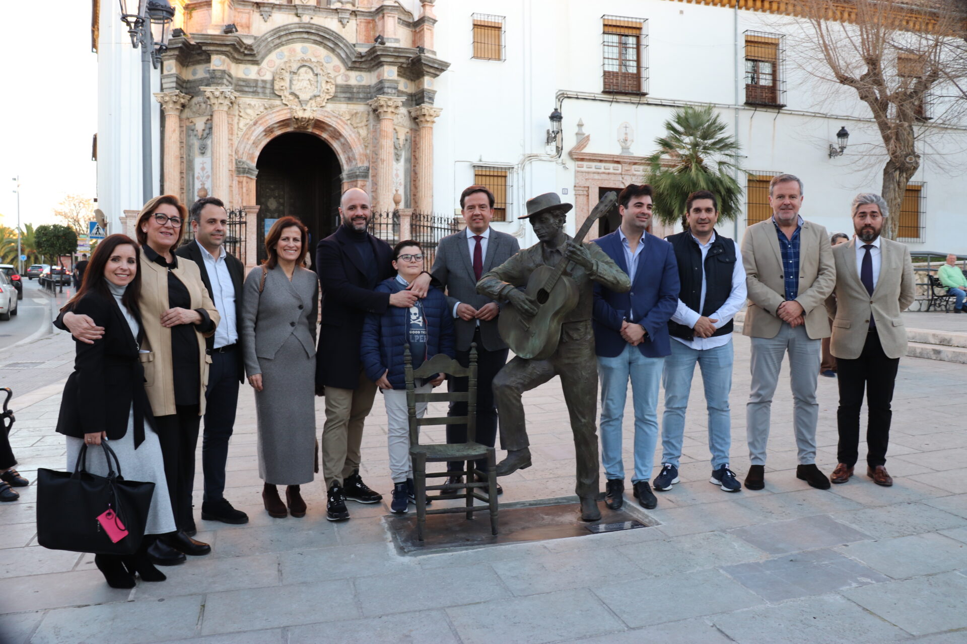 Homenaje a Paco de Lucena: escultura en la Plaza de San Juan de Dios