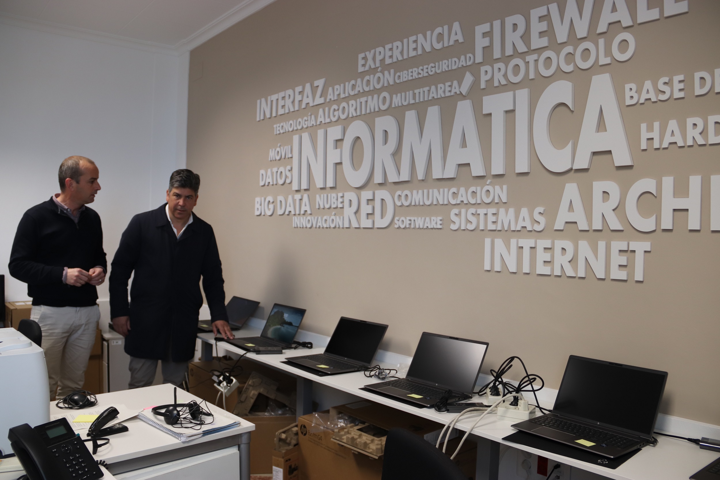 El Ayuntamiento de Montilla avanza en su modernización con la incorporación de 66 equipos informáticos.