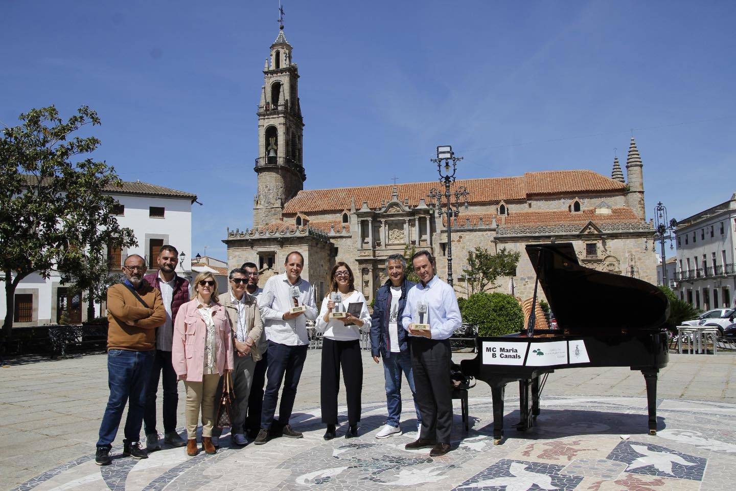 'Pianos en la calle' llega a Hinojosa del Duque con estudiantes y autoridades locales.
