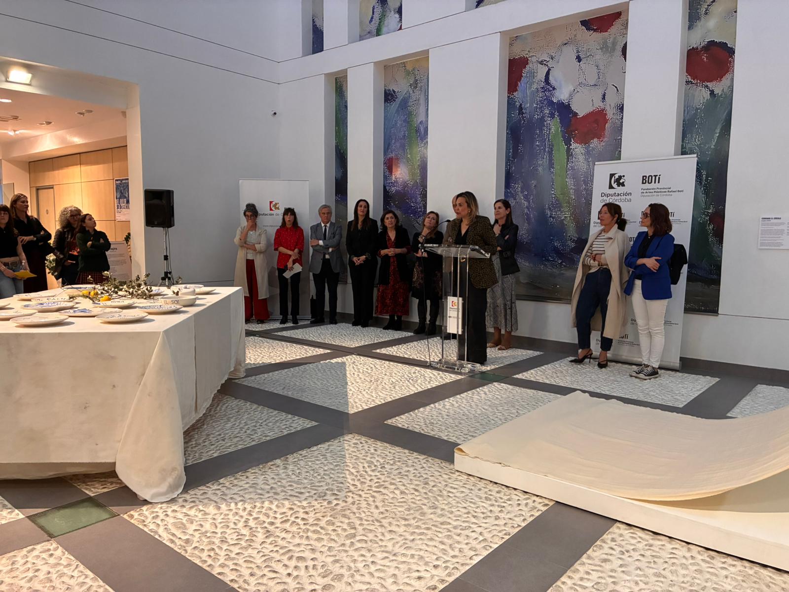 Exposición conjunta de 'Cerrando el círculo' y 'La mesa tendida' contra la violencia de género