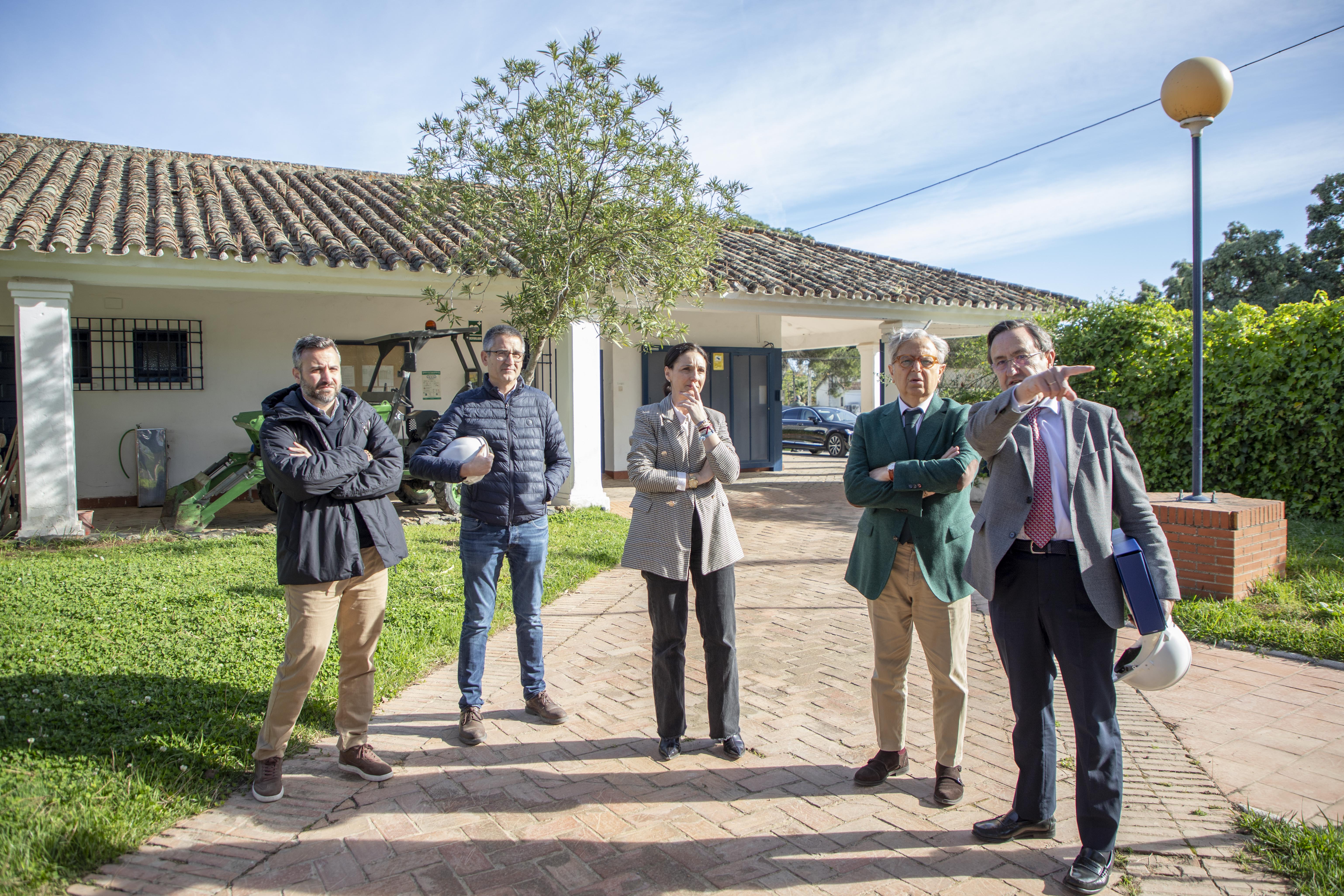 Fuentes supervisa obras en albergue de Cerro Muriano: 632.000 € para cubierta y piscina