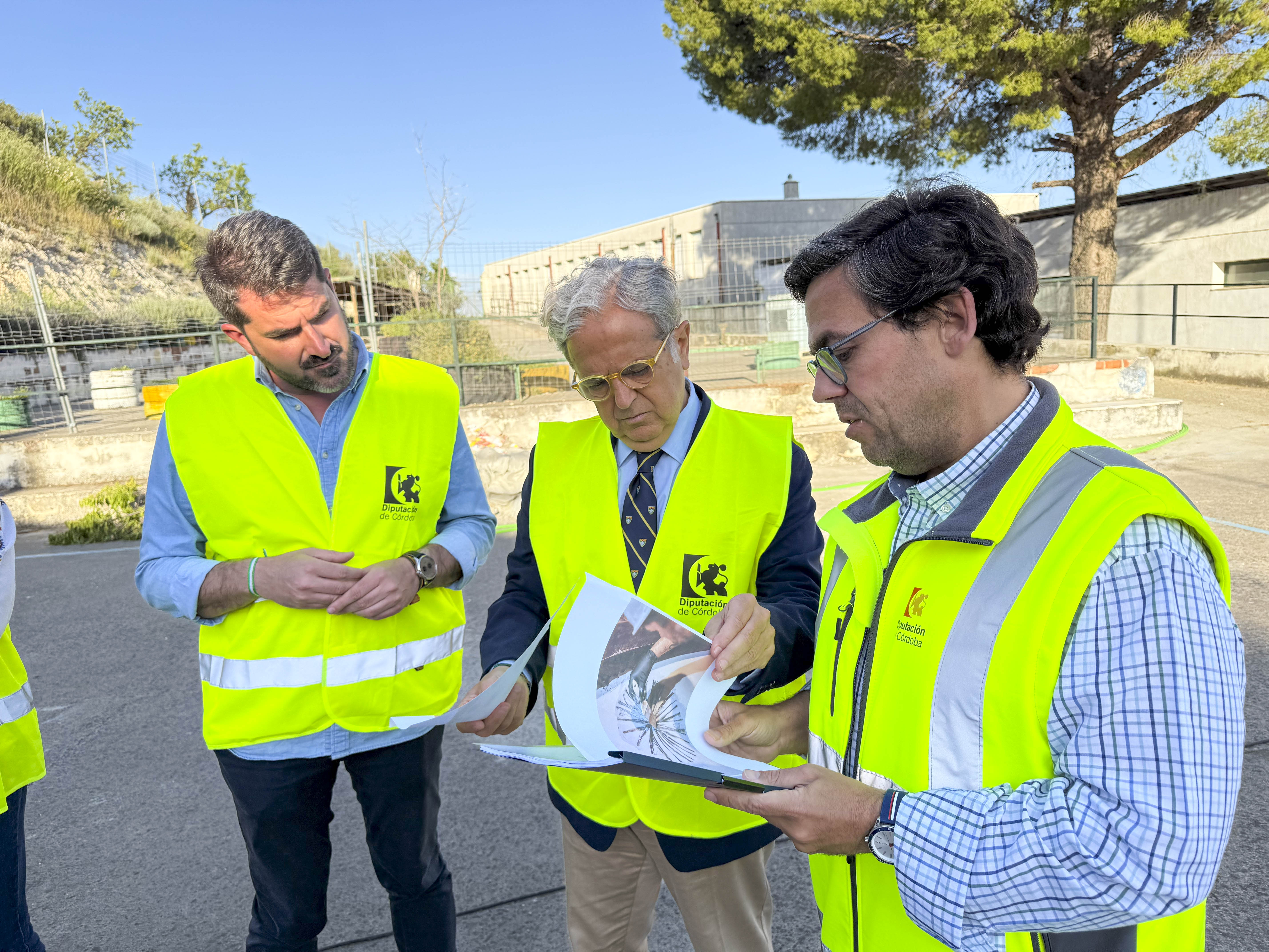 Diputación supervisa en Luque reparación del muro y pistas escolares por lluvias (180.000€)