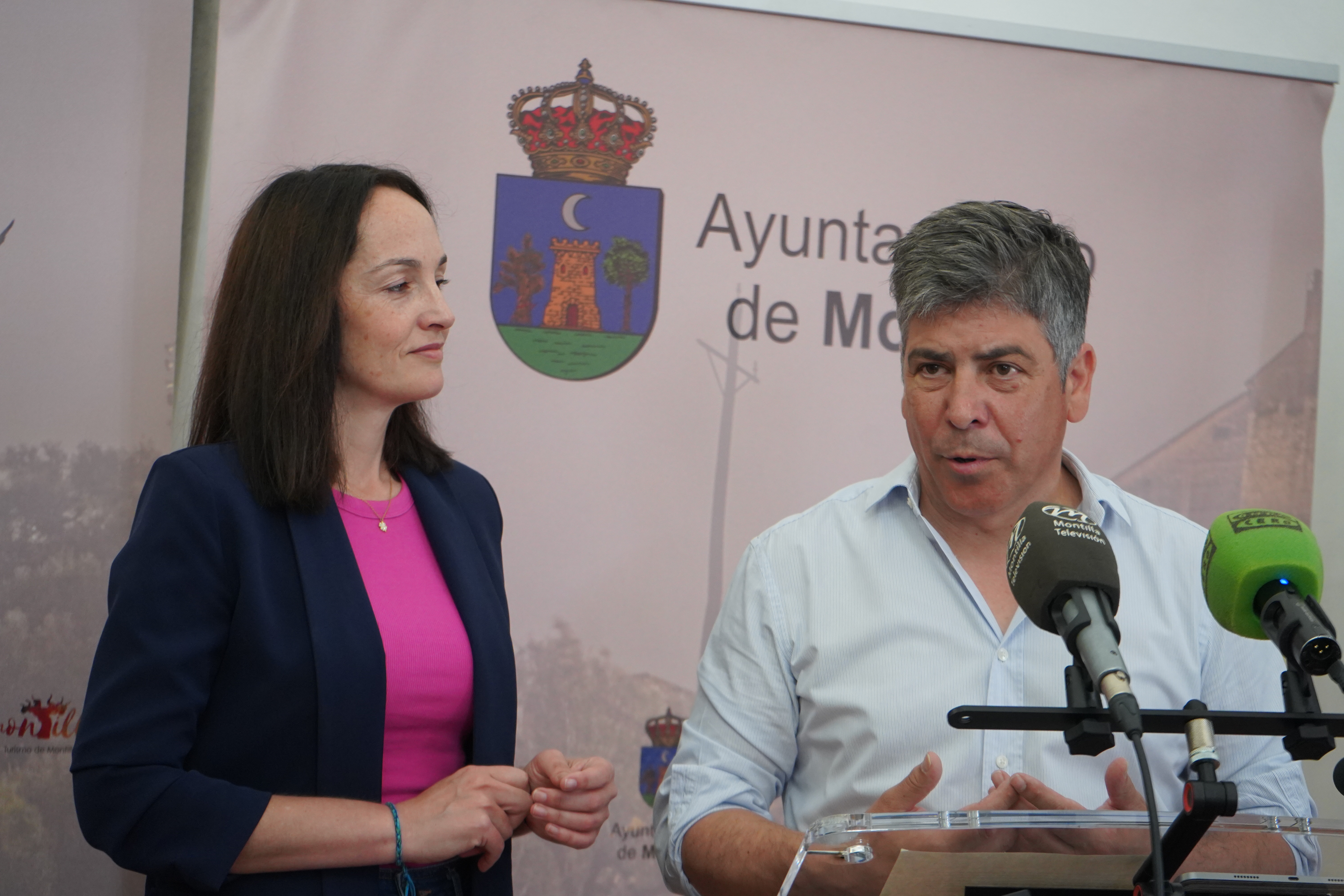 Montilla impulsa protocolo antiviolencia LGTBI, iza la bandera arcoíris y programa 'Negra Sombra'