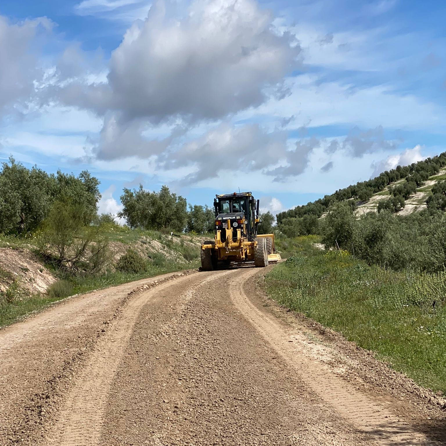 Lucena licita por 194.500€ retroexcavadora y rulo para modernizar caminos rurales